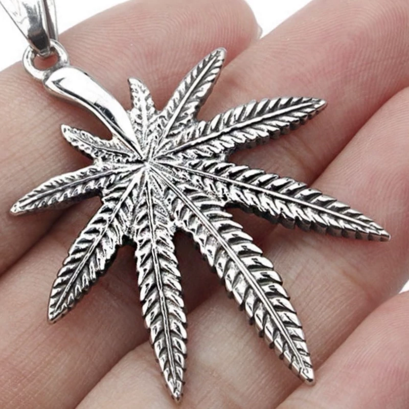 گردنبند و گردن آویز  نقره طرح برگ با طراحی ویژه سبک شیک با جلوه ای خاص