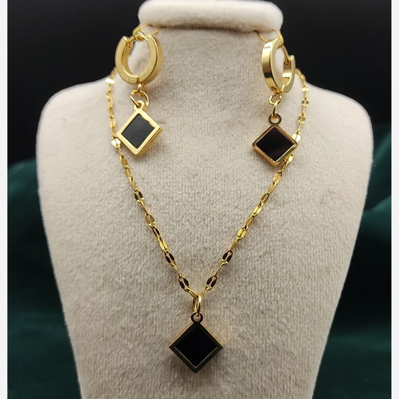 نیم ست مینیمال لوزی طلایی استیل رنگ ثابت و ضد حساسیت (پس کرایه)