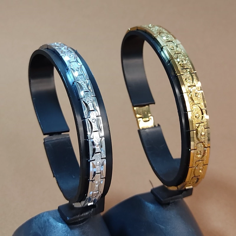 دستبند طرح ساعت در دو رنگ طلایی و نقره ای و در دو عرض 4 و 6 میل