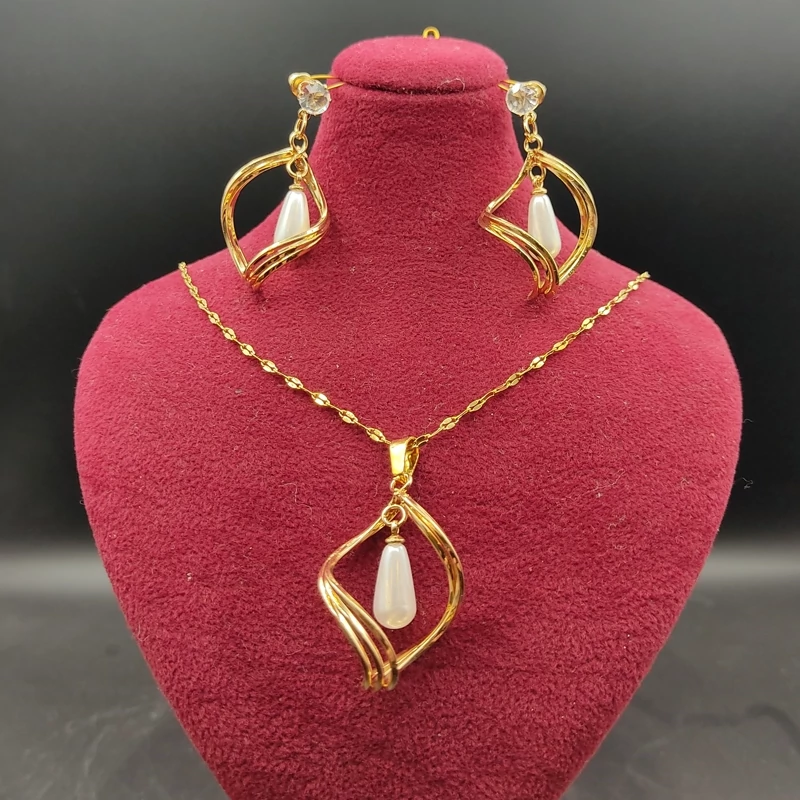 نیم ست طلایی مرواریدی آویزدار (پس کرایه)