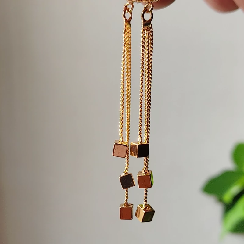 گوشوار آویز  مدل مکعب بسیار شیک مناسب دختر خانمها و خانم های شیک پوش  ضد حساسیت و رنگ ثابت (پس کرایه)