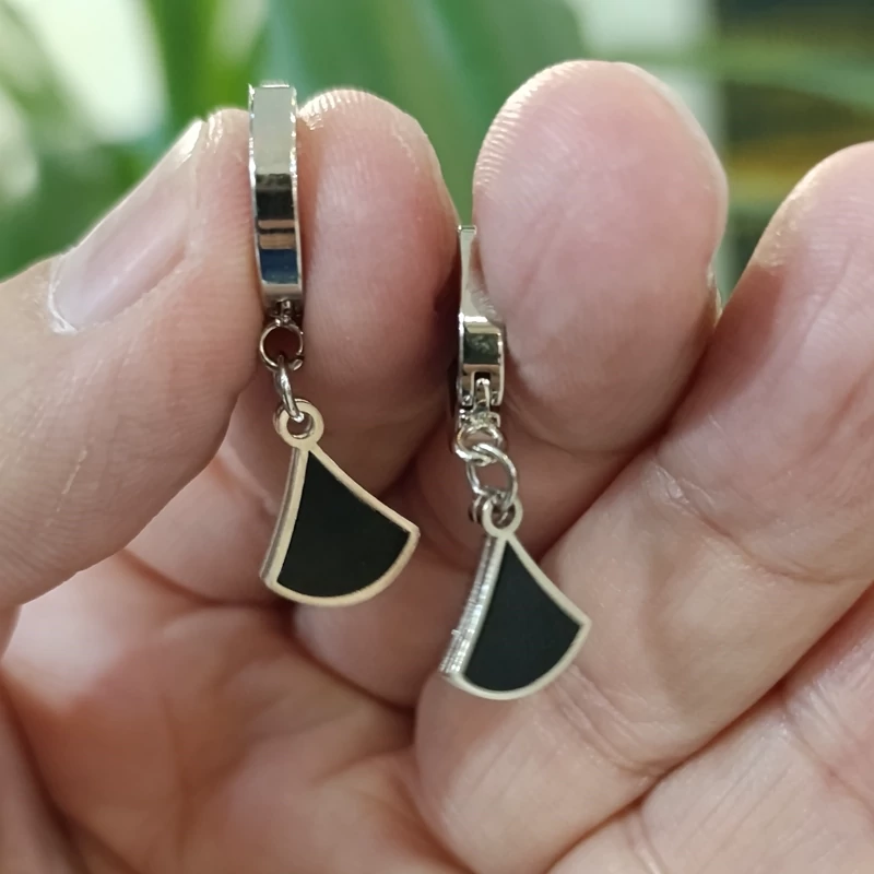 گوشواره استیل مثلث نگینی(پس کرایه)