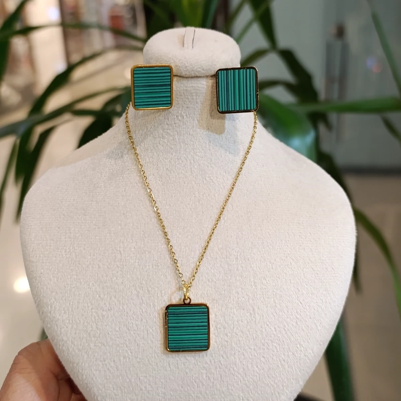 نیم ست طلایی نگین مربع طرح مالاکیت(پس کرایه)