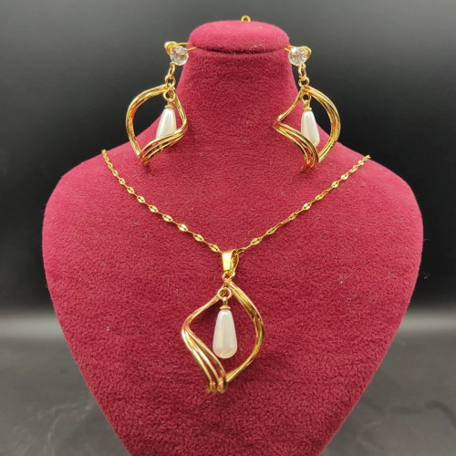 نیم ست طلایی مرواریدی آویزدار (پس کرایه)