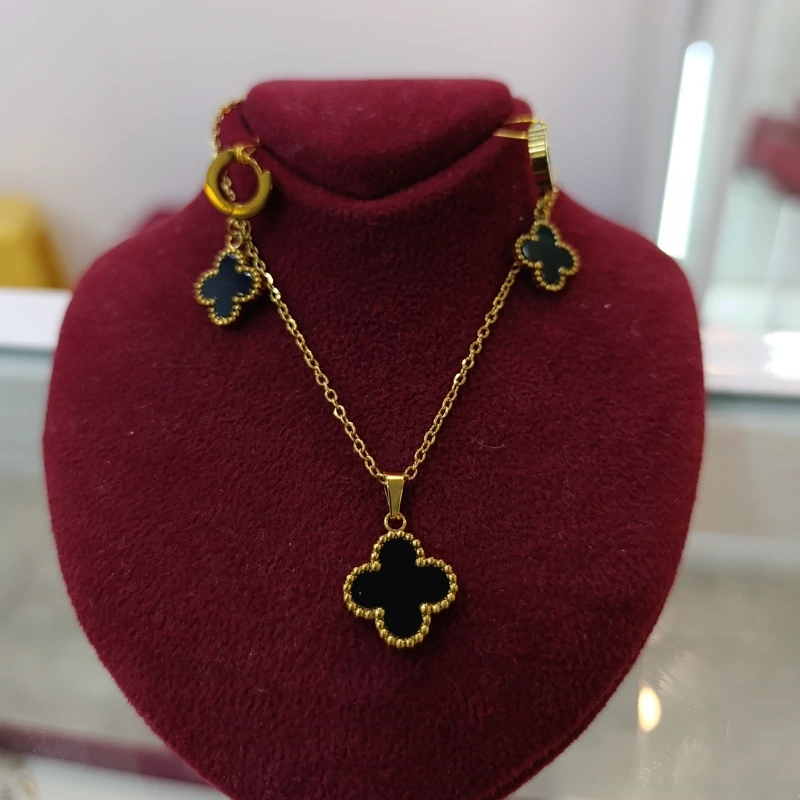 نیم ست ونکلیف طلایی با نگین مشکی رنگ ثابت و ضد حساسیت (پس کرایه)