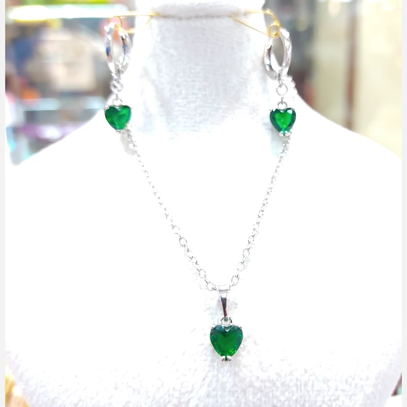نیم ست قلب نگین طرح زمرد (پس کرایه)